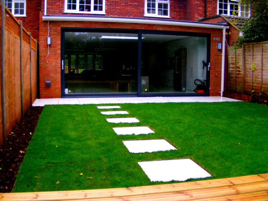 Paving with stepping stones in lawn